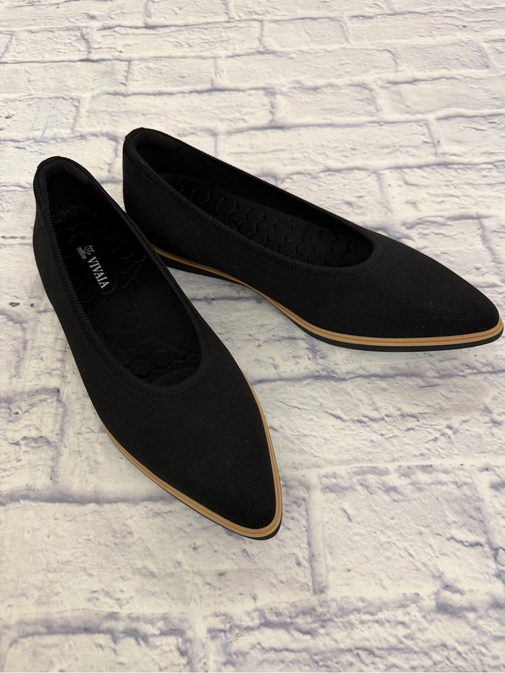 Vivaia ladies’ sz 40.5 Black Pointed Toe Ballet Flats, black with bone trim.